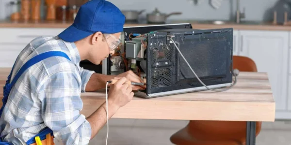 Técnico reparación de microondas